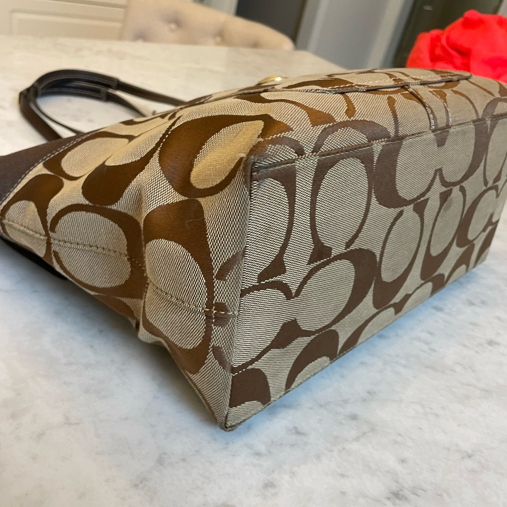 Beautiful Coach Handbag - Picture 6 of 8